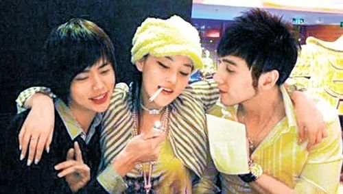 51黑料网 - 某顶流男星被曝与经纪人隐婚三年，女方已孕